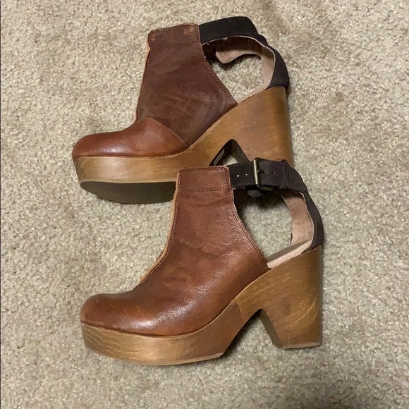 SOLD Free People Amber Orchard Clogs - Picture 4 of 10